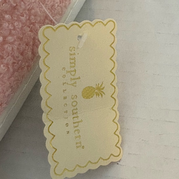 Simply Southern Strawberry Slippers Pink Fuzzy Cozy Womens M-L 7-9 NWT Vday Gift - Picture 2 of 7